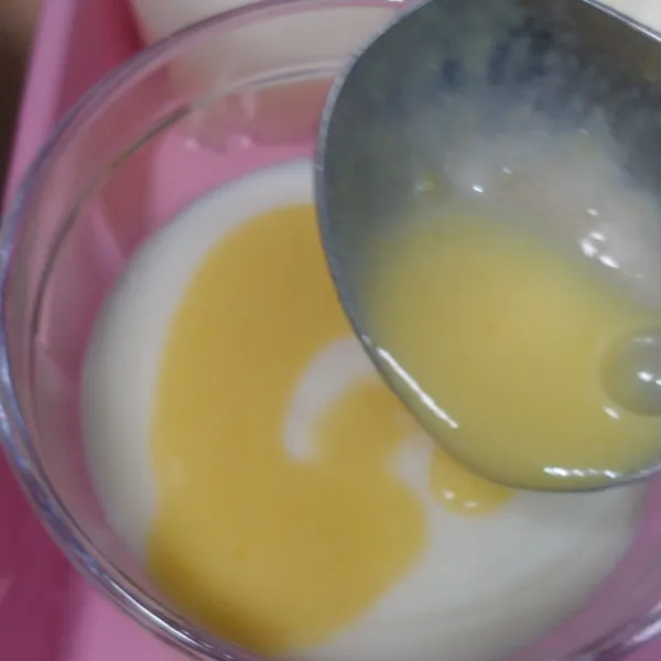 Tuang saus ke dalam puding susu yang sudah mengeras. Biarkan benar-benar dingin sebelum dimasukkan ke dalam kulkas.