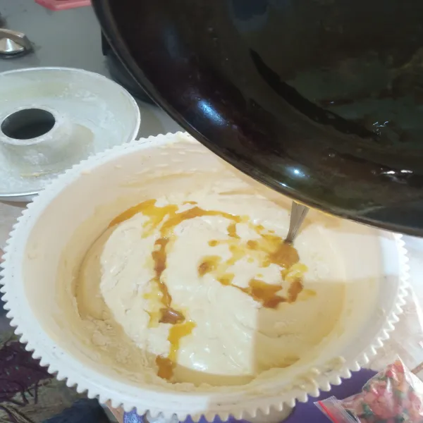 Lelehkan margarin kemudian tuang ke dalam adonan, aduk asal yang penting tercampur.
