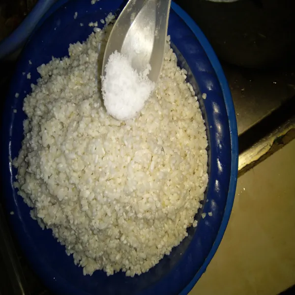 Cuci bersih beras ketan sebanyak 4x, kemudian taburi garam. Aduk sampai tercampur rata.