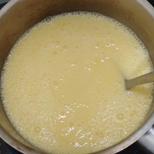Tuang ke dalam panci lalu masak saus dengan di tambahkan tepung custard atau maizena. Aduk hingga sedikit mengental lalu matikan api.