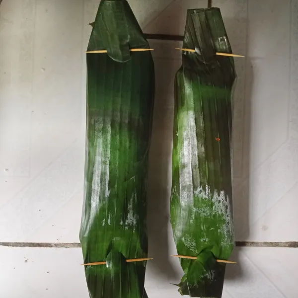 Gulung daun pisang lalu semat dengan tusuk gigi. Lakukan hingga habis.