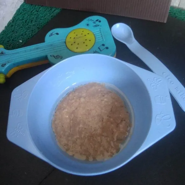 Bagi menjadi 2 bagian. Satu bagian simpan dalam wadah tertutup dan taruh di kulkas untuk makan selanjutnya. Satu bagian beri olive oil, aduk rata dan siap untuk disuapkan pada si kecil.