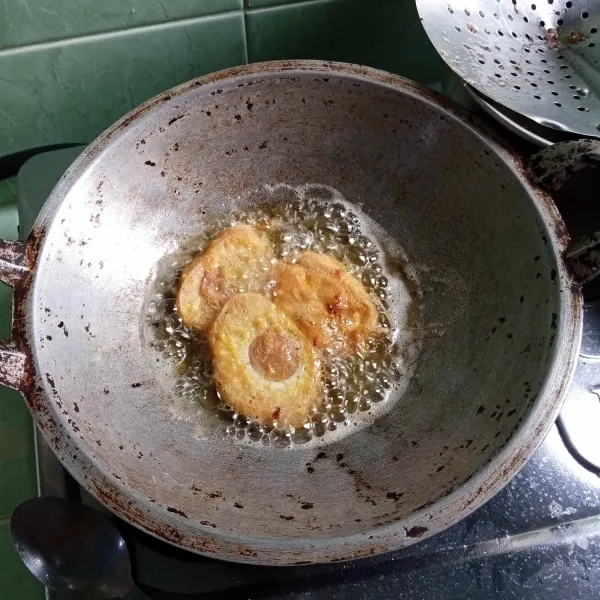 Potong rolade kemudian celupkan ke dalam telur yang sudah dikocok. Goreng sampai matang berwarna kuning keemasan. Setelah matang, angkat dan tiriskan. Sajikan bisa dengan saus pelengkap sesuai selera.