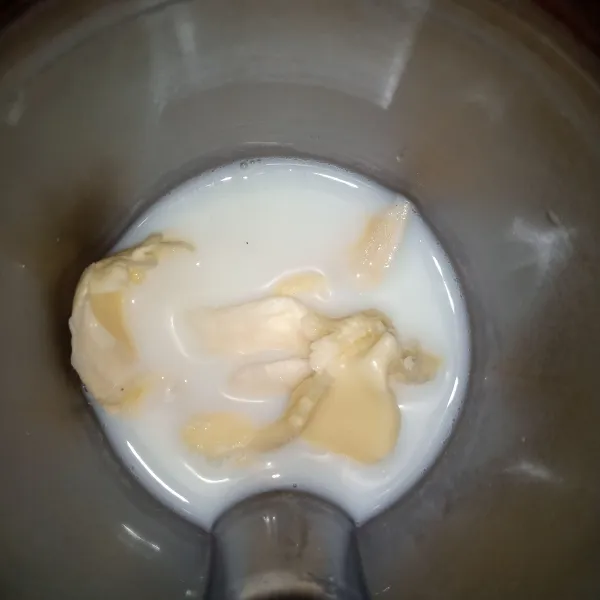 Blender durian dan setengah susu cair hingga halus
