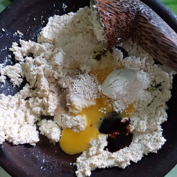 Campur tahu dengan telur, terigu, garam, kaldu jamur, lada, dan saus tiram, aduk rata.