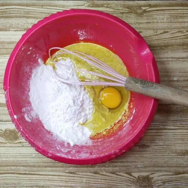 Campur semua bahan kremes kecuali baking soda dan soda kue, sampai tidak ada yang bergerindil. Masukkan baking soda dan soda kue sebelum menggoreng.