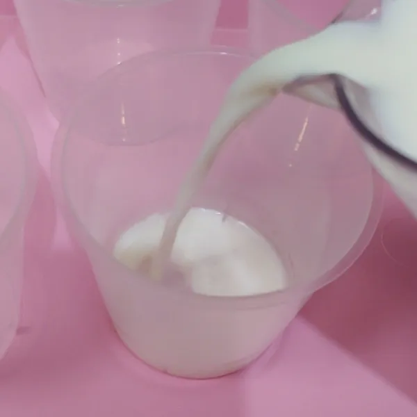 Tuang puding susu ke dalam cup puding setengah saja, lanjutakan sampai habis.