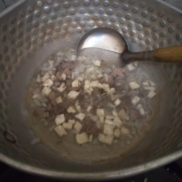 Masukkan hati ayam dan tempe. Aduk-aduk hingga tempe lunak.