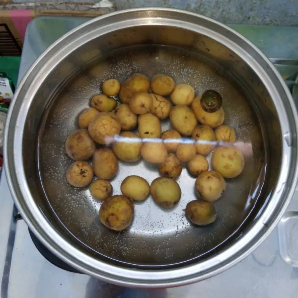 Siapkan baby potatoes. Cuci bersih, kemudian rebus sampai matang.