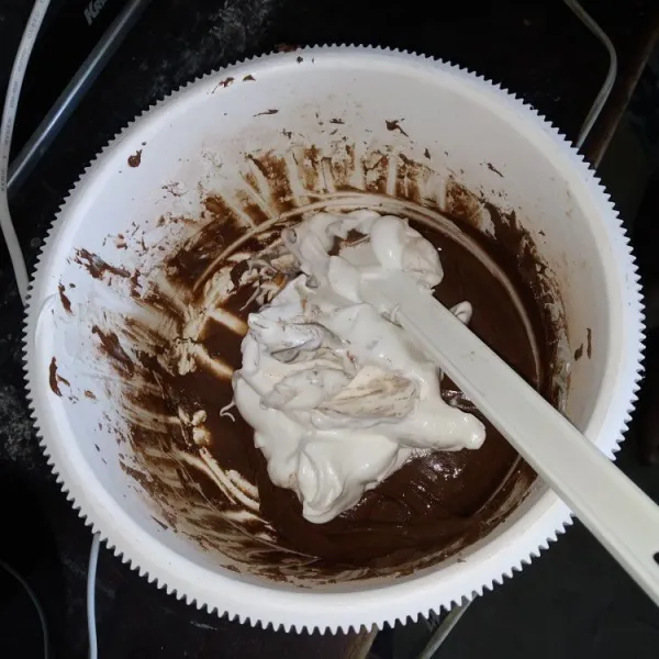 Tambahkan meringue ke dalam adonan coklat. Aduk balik sebentar dengan spatula, hati-hati over mix.