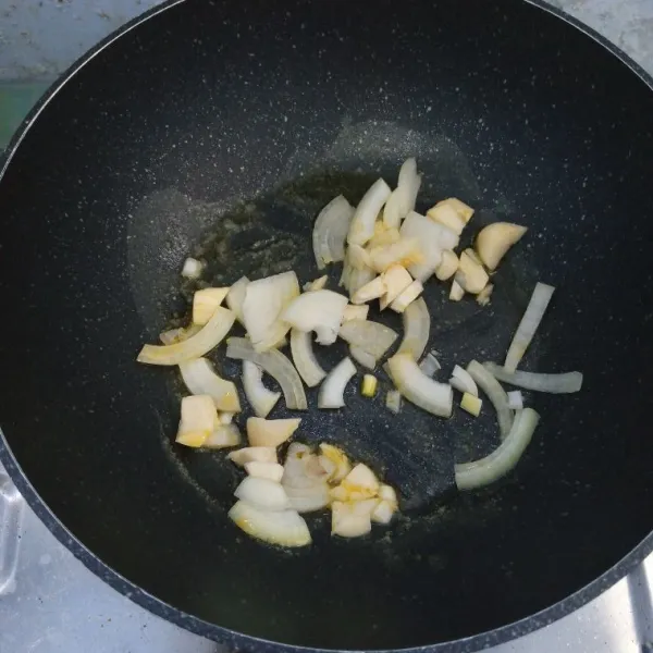 Lelehkan margarin. Masukkan bawang bombay dan bawang putih. Aduk rata. Tumis sampai harum dan layu.