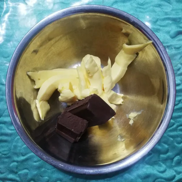Masukkan margarin dan dark cooking chocolate (DCC) ke dalam wadah. Kemudian tim hingga mencair.