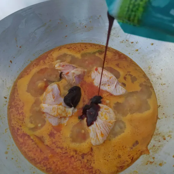 Tambahkan kecap manis dan petis, aduk rata.