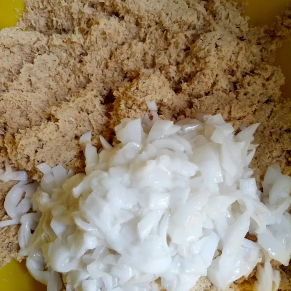 Tambahkan kelapa muda, Aduk rata.