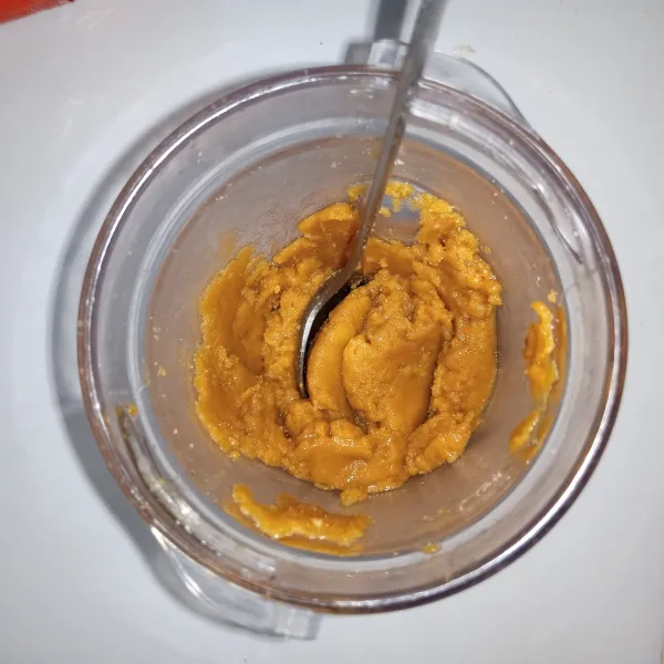 Lelehkan margarin kemudian tuang ke dalam blenderan biskuit. Aduk rata.
