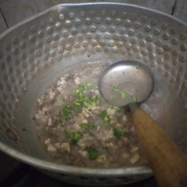 Masukkan brokoli cincang, aduk hingga lunak dan lembek, matikan api.