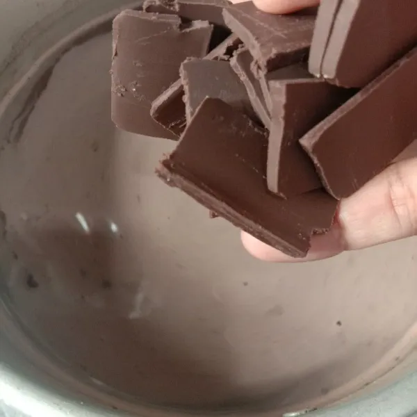 Masak semua bahan pudding coklat kecuali dark cooking chocolate (dcc). Setelah keluar gelembung kecil di tepinya, masukkan dcc dan masak sampai mendidih.