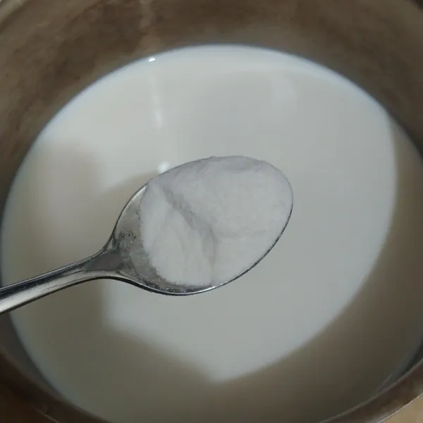 Tuang susu ke dalam panci, tambahkan bubuk agar-agar.
