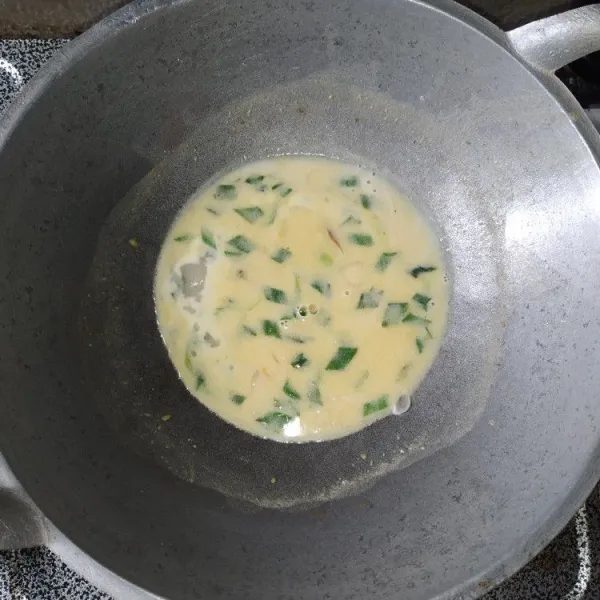 Masukkan bubuk salted egg, kaldu bubuk, garam, dan merica, koreksi rasa.