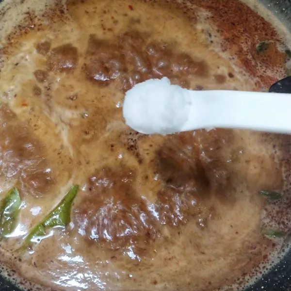 Beri bumbu gula merah, gula pasir dan garam. Aduk hingga tercampur rata. Lalu tambahkan santan sambil terus diaduk.