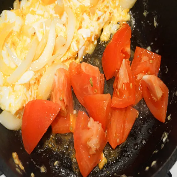 Masukkan tomat dan masak sampai matang.
