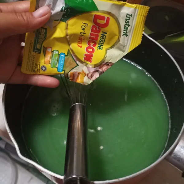 Masukkan susu bubuknya kemudian aduk rata.