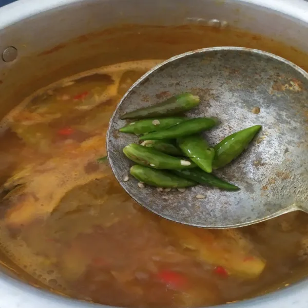 Tambahkan cabe rawit, garam, kaldu, gula, dan kecap. Koreksi rasa.