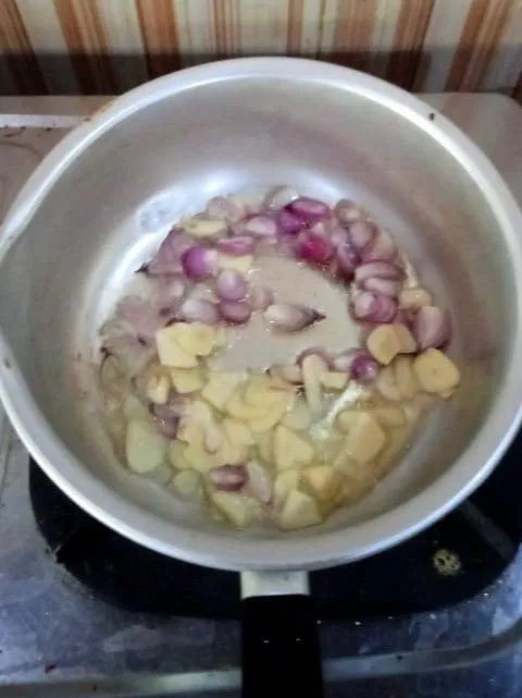 Masukkan bawang putih dan bawang merah, tumis hingga harum