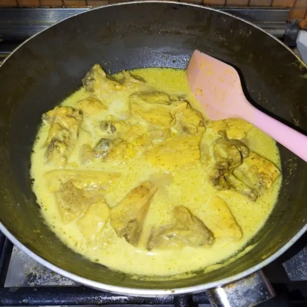 Campur bumbu ungkep dengan air dan santan. Masukkan ayam yang telah dicuci. Masak hingga bumbu meresap dan ayam menjadi empuk.