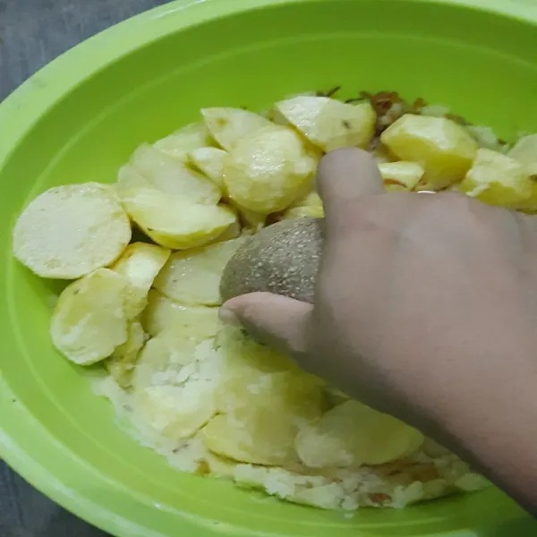 Lalu lumatkan kentang yang sebelumnya telah digoreng bersama dengan bawang merah dan bawang putih goreng.