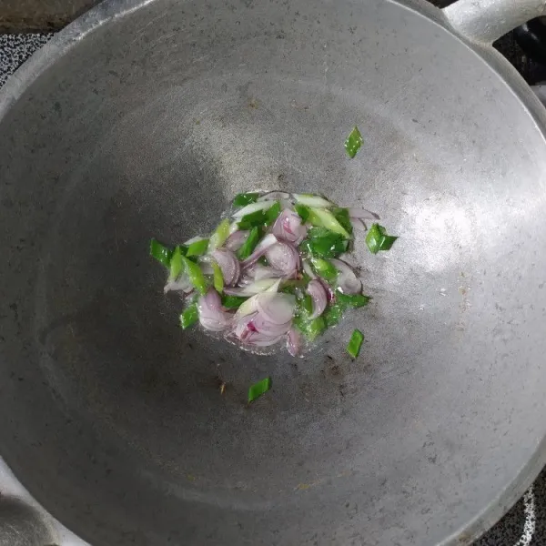 Tumis rajangan bawang merah dan daun bawang dengan margarin hingga harum