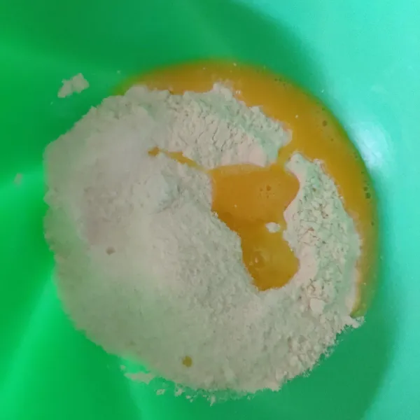 Campur terigu, gula, telur, garam, dan baking powder.