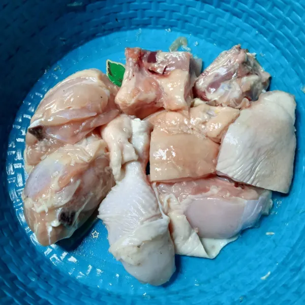 Aduk ayam dengan bahan marinasi, diamkan ayam sekitar 1 jam.