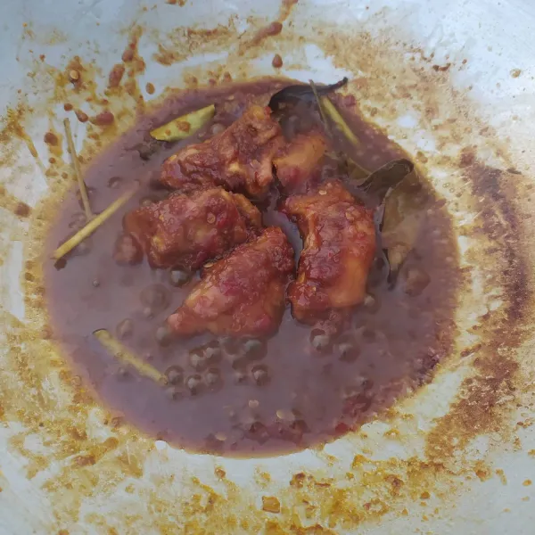 Masak hingga air menyusut dan ayam empuk. Sajikan.