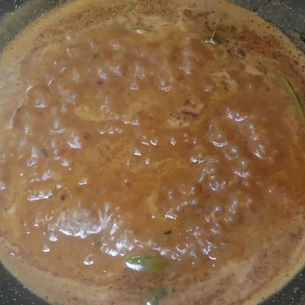 Tes rasa asin dan manis bisa sesuaikan dengan selera, masak bumbu sampai sedikit mengental lalu matikan api dan sisihkan.