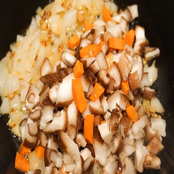 Masukkan wortel dan jamur shitake, masak sampai matang.