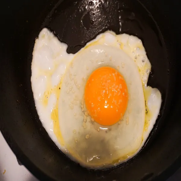 Goreng telur, dan tambahkan kaldu jamur, masak sampai matang.