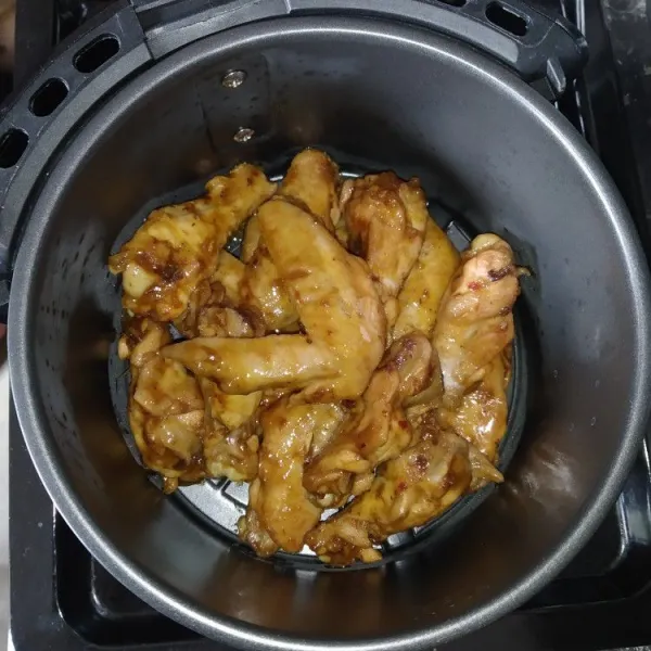 Panggang ayam dengan air fryer suhu 180°C selama 20 menit. anda dapat menggunakan arang, wajan diatas kompor, atau oven untuk memanggang ayam taliwang.