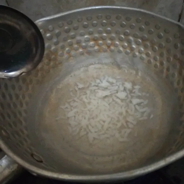 Didihkan air, masukkan nasi, masak hingga mendidih kembali.