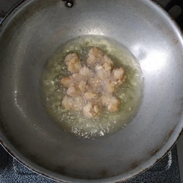 Panaskan minyak, goreng ayam hingga matang dan kecoklatan.