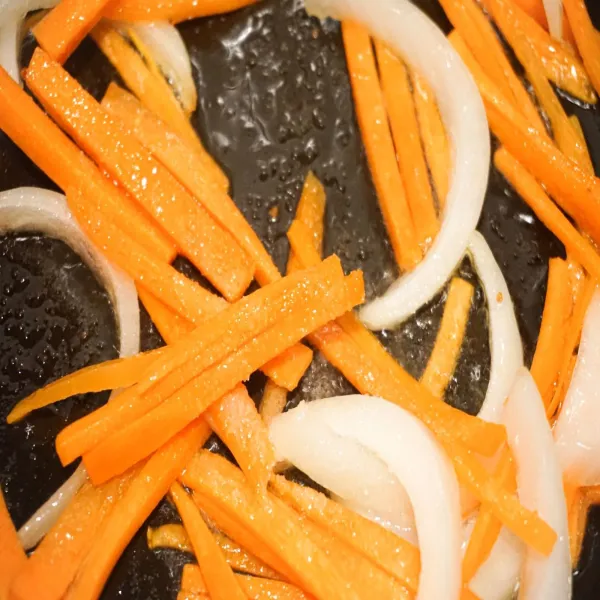 Tumis wortel dan bawang bombay, tambahkan kecap asin.