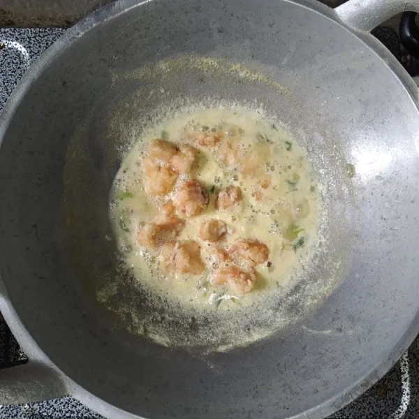 Masukkan ayam goreng, aduk hingga tercampur rata dengan saus.