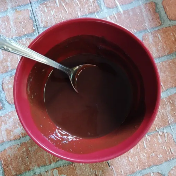 Lelehkan dark cooking chocolate (dcc), margarin, dan minyak goreng dengan cara ditim, biarkan dingin.