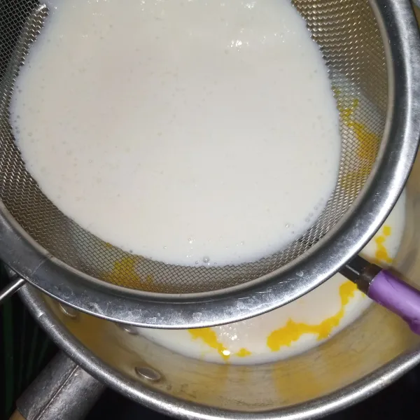 Campur jus durian ke dalam bahan telur dan sisa susu sambil disaring.