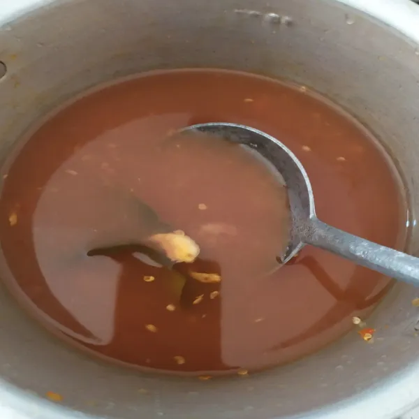 Campur bumbu, daun salam, dan air. Masak hingga mendidih.
