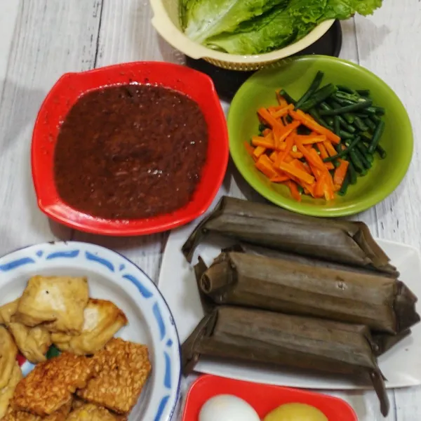 Siapkan semua bahan-bahna yang sudah digoreng dan direbus.