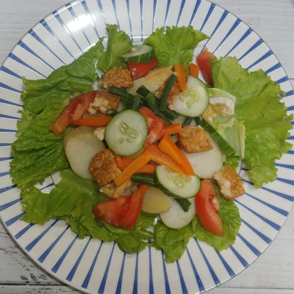 Tata di piring sayuran, lontong dan lain-lainnya.