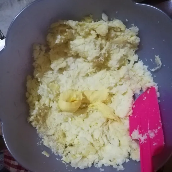 Masukkan butter atau mentega, aduk hingga tercampur rata.