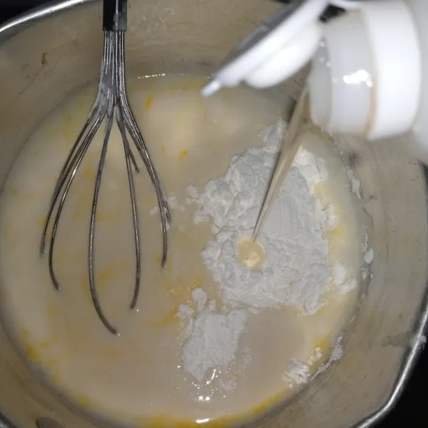 Masukkan semua bahan menjadi satu, masak dengan api sedang. Aduk rata hingga mengental dan meletup-letup.