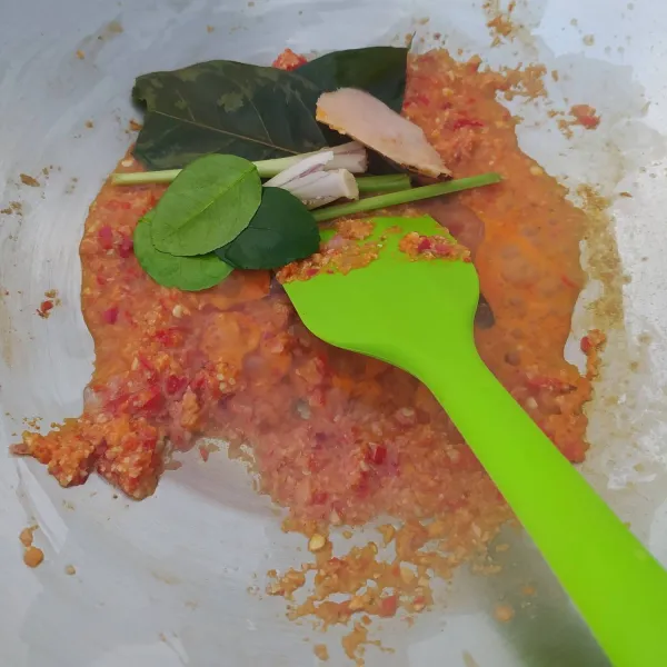 Uleg/ blender bumbu halus, kemudian tumis bersama lengkuas, serai, daun salam dan daun jeruk purut hingga matang.